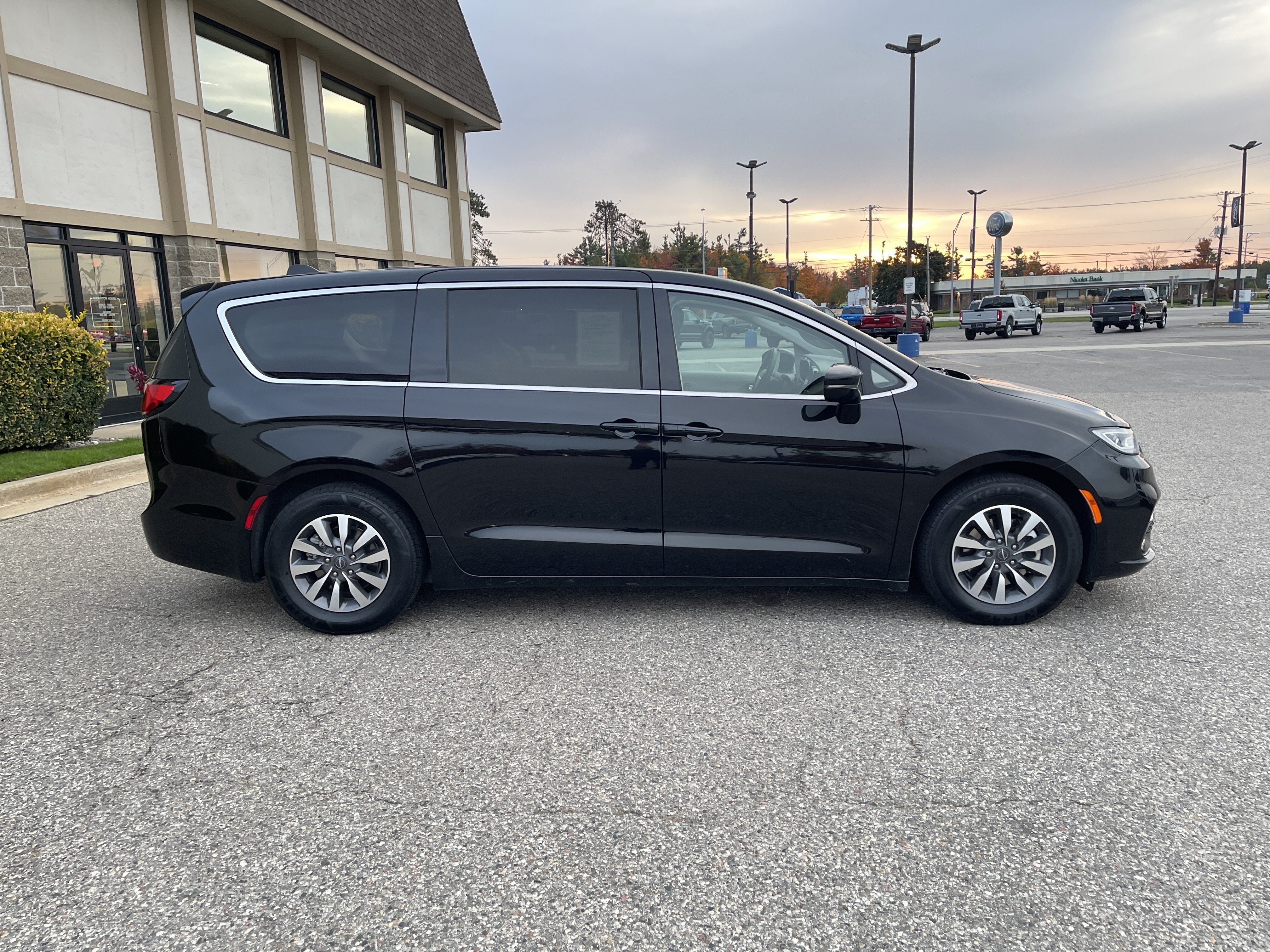 2024 Chrysler Pacifica Hybrid Select
