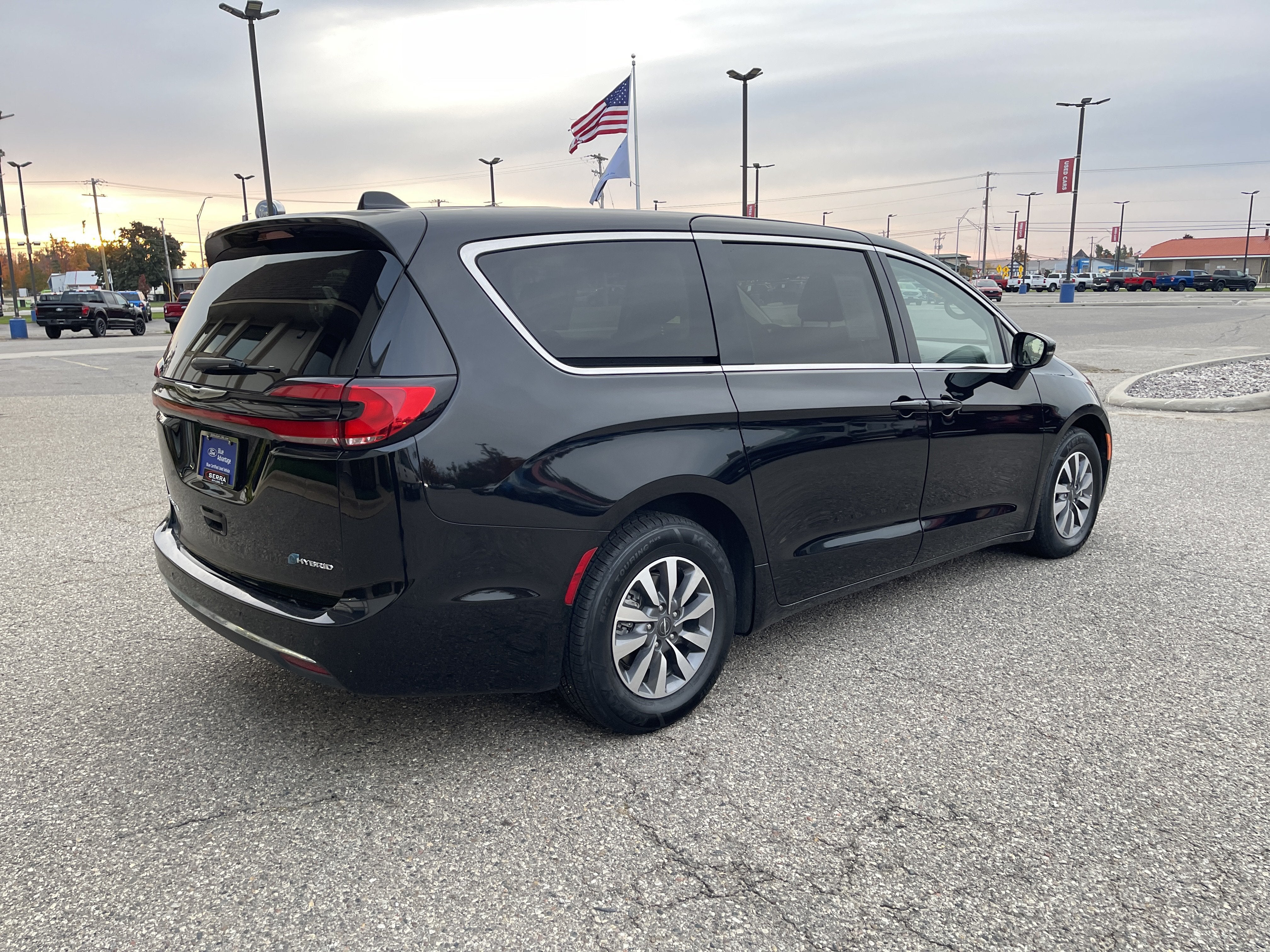 2024 Chrysler Pacifica Hybrid Select